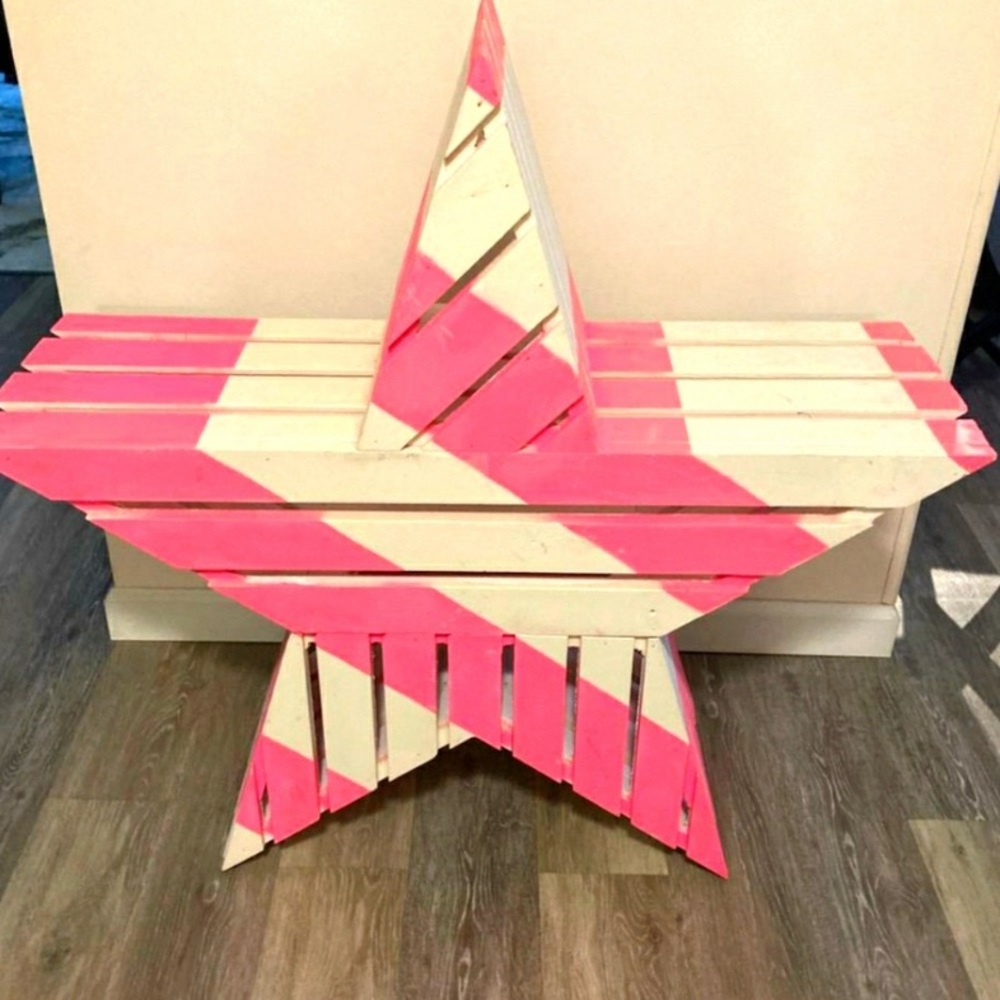 MAJOR ISO PINK VICTORIA’S SECRET STAR DISPLAY